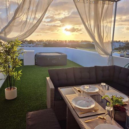 Skyview Apartment- Rooftop Penthouse With Sunset & Sea Views Flic-en-Flacq エクステリア 写真