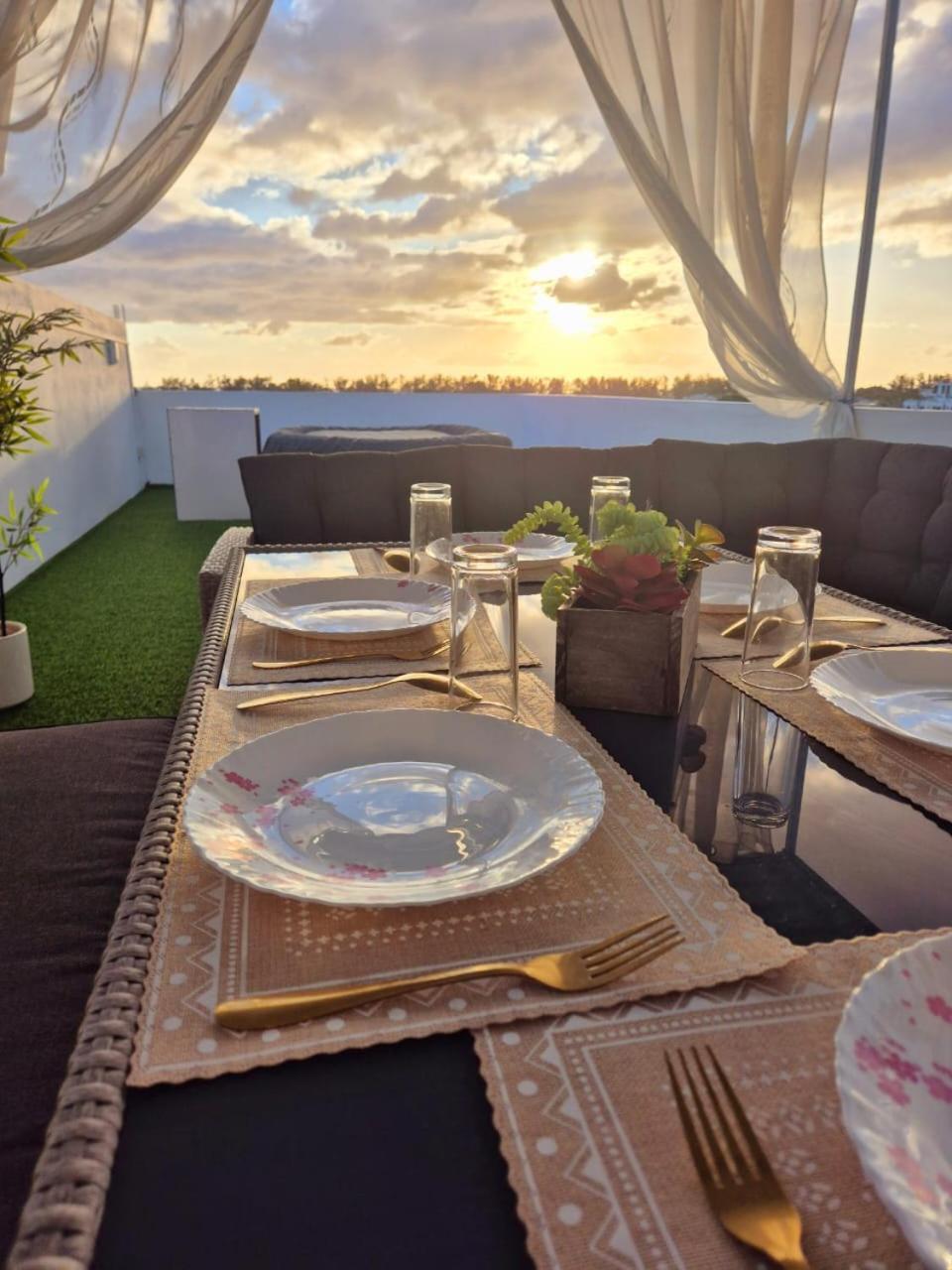 Skyview Apartment- Rooftop Penthouse With Sunset & Sea Views Flic-en-Flacq エクステリア 写真