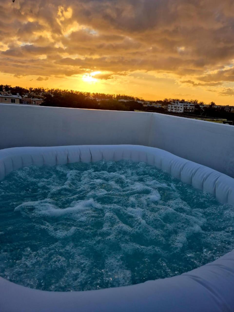 Skyview Apartment- Rooftop Penthouse With Sunset & Sea Views Flic-en-Flacq エクステリア 写真