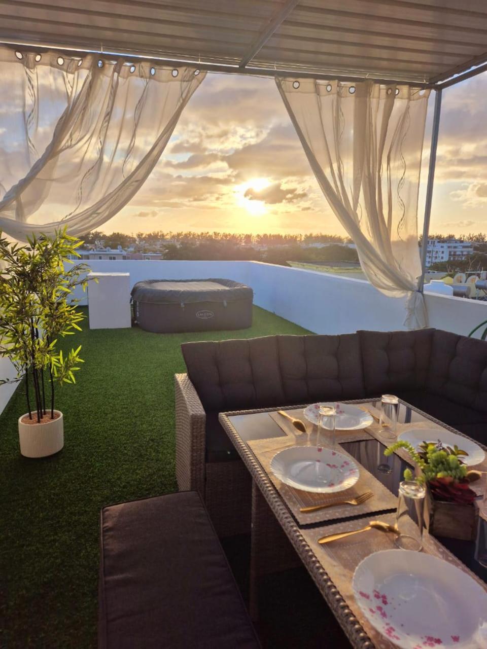 Skyview Apartment- Rooftop Penthouse With Sunset & Sea Views Flic-en-Flacq エクステリア 写真