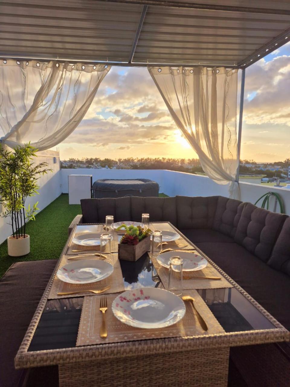 Skyview Apartment- Rooftop Penthouse With Sunset & Sea Views Flic-en-Flacq エクステリア 写真