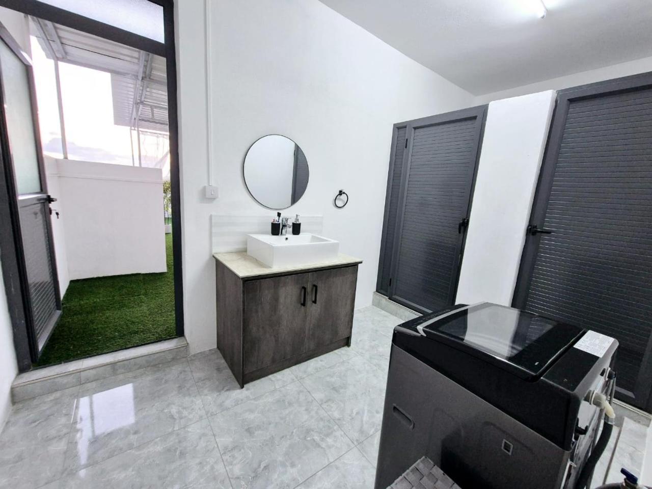 Skyview Apartment- Rooftop Penthouse With Sunset & Sea Views Flic-en-Flacq エクステリア 写真