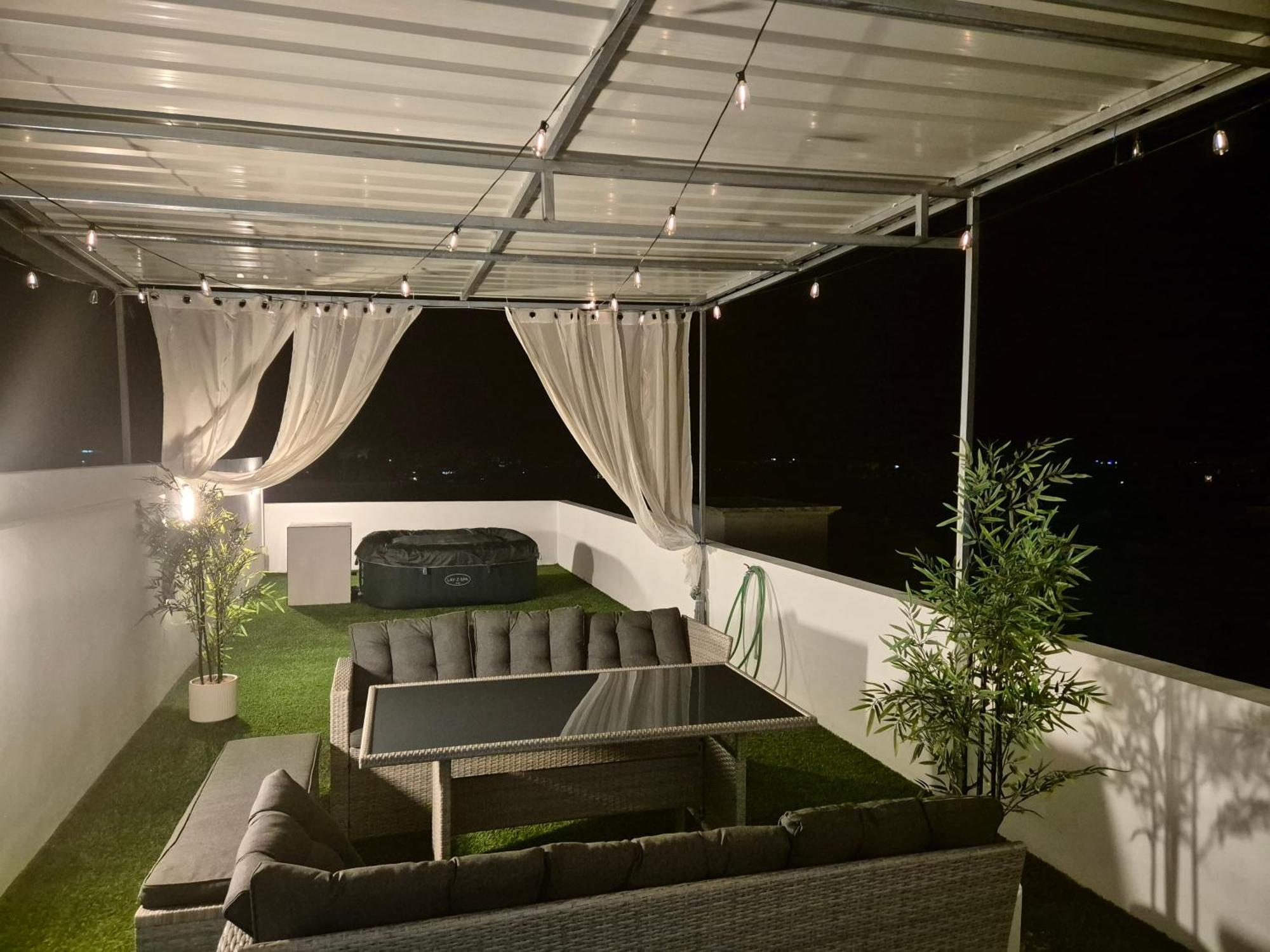 Skyview Apartment- Rooftop Penthouse With Sunset & Sea Views Flic-en-Flacq エクステリア 写真