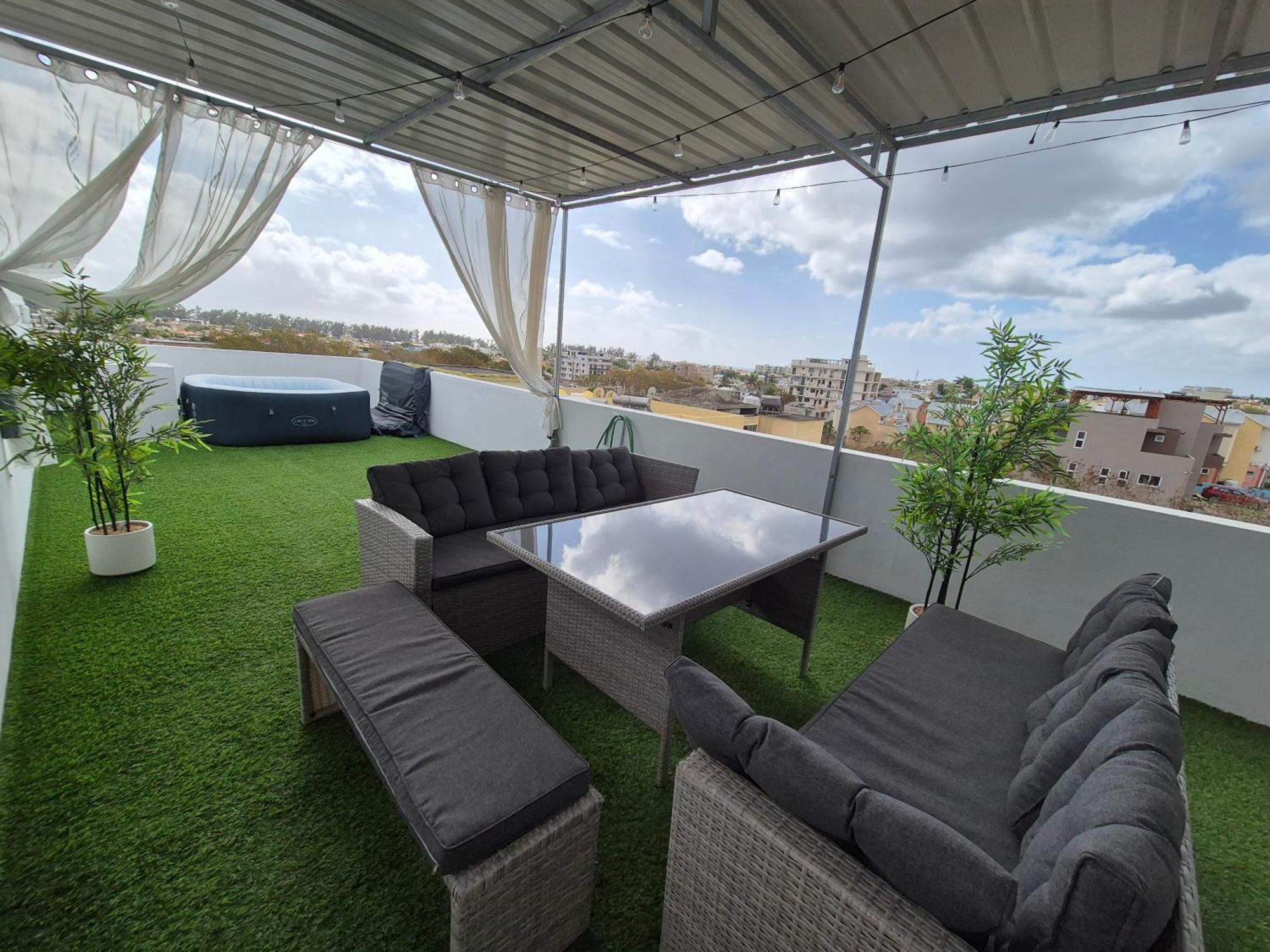 Skyview Apartment- Rooftop Penthouse With Sunset & Sea Views Flic-en-Flacq エクステリア 写真