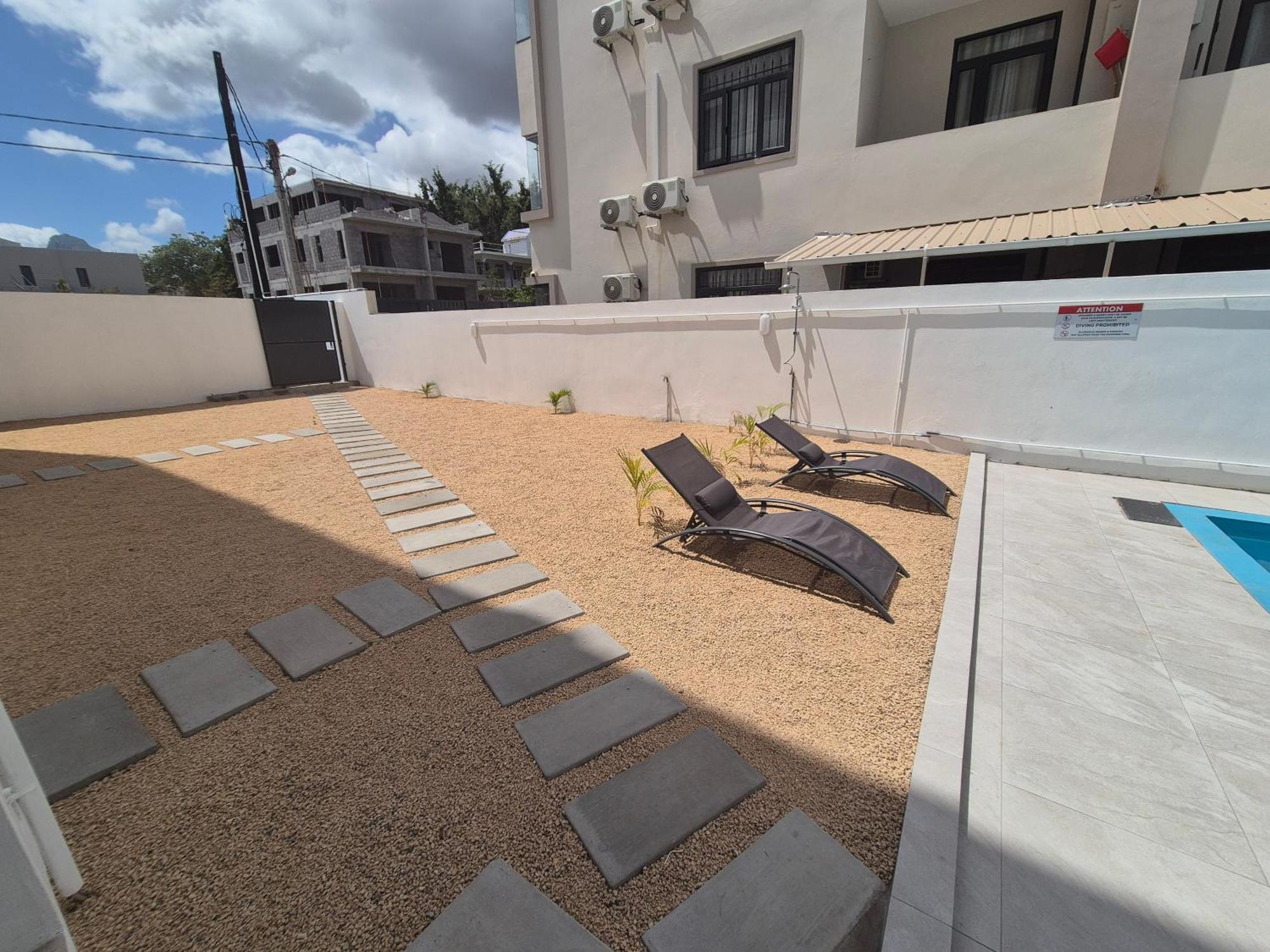 Skyview Apartment- Rooftop Penthouse With Sunset & Sea Views Flic-en-Flacq エクステリア 写真